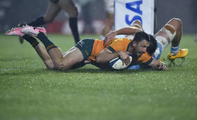 Australia's Jake Gordon scores a try during a rugby championship test match against Argentina in La Plata, Argentina, Saturday, Aug. 31, 2024. (AP Photo/Gustavo Garello)