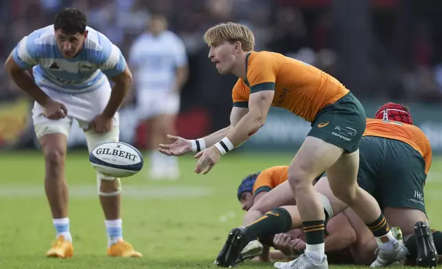 Australia's Tate McDermott passes the ball during a rugby championship test match against Argentina in Santa Fe, Argentina, Saturday, Sept. 7, 2024. (AP Photo/Mateo Occhi)