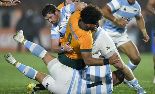 Australia's Rob Valentini, #6, is tackled by Argentina's Los Pumas Thomas Gallo during a rugby championship test match between Argentina and Australia in La Plata, Argentina, Saturday, Aug. 31, 2024. (AP Photo/Gustavo Garello)