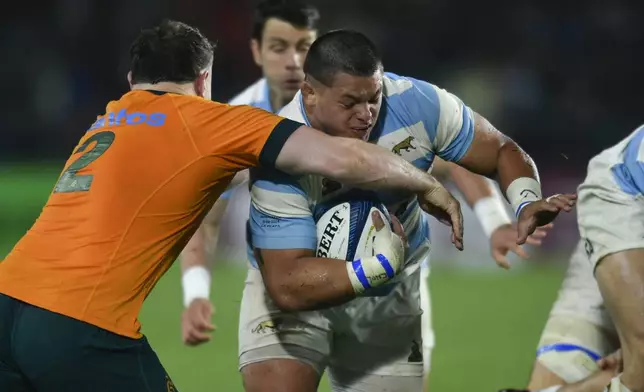 Argentina's Los Pumas Thomas Gallo, right, is tackled by Australia's Matt Faessler during a rugby championship test match in La Plata, Argentina, Saturday, Aug. 31, 2024. (AP Photo/Gustavo Garello)