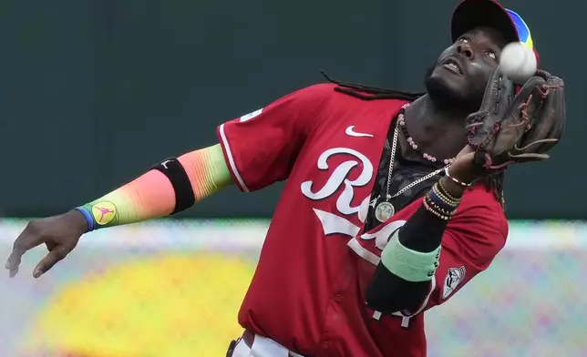 Cincinnati Reds shortstop Elly De La Cruz catches a pop fly hit by Houston Astros Jeremy Peña during the ninth inning of a baseball game, Thursday, Sept. 5, 2024, in Cincinnati. (AP Photo/Carolyn Kaster)