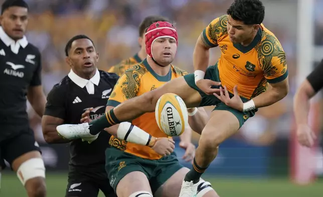 Australia's Noah Lolesio, right, is unable to handle the kick to start the game against New Zealand during their rugby union test match in Sydney, Saturday, Sept. 21, 2024. (AP Photo/Rick Rycroft)