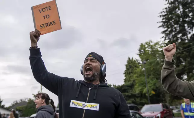 International Aerospace Machinists union member Chase Sparkman encourages fellow members to reject a contract offer with airplane maker Boeing, on Thursday, Sept. 12, 2024, in Renton, Wash. (AP Photo/Stephen Brashear)