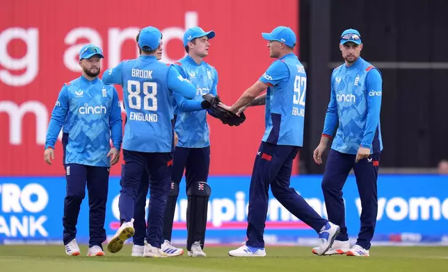 England wicketkeeper Jamie Smith, center, celebrates with teammates after taking the catch to dismiss Australia's Matthew Short during the second One Day international match between England and Australia at Headingley, Leeds, Saturday Sept. 21, 2024. (Danny Lawson/PA via AP)