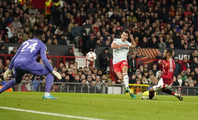 Twente's Sam Lammers, centre, scores his side's first goal past Manchester United's goalkeeper Andre Onana during the Europa League opening phase soccer match between Manchester United and Twente at the Old Trafford stadium in Manchester, England, Wednesday, Sept. 25, 2024. (AP Photo/Dave Thompson)