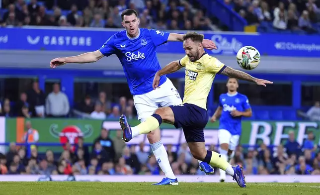 Everton's Michael Keane, left, and Southampton's Adam Armstrong battle for the ball during the English League Cup third round soccer match between Everton and Southampton at Goodison Park, Liverpool, England, Tuesday Sept. 17, 2024. (Peter Byrne/PA via AP)