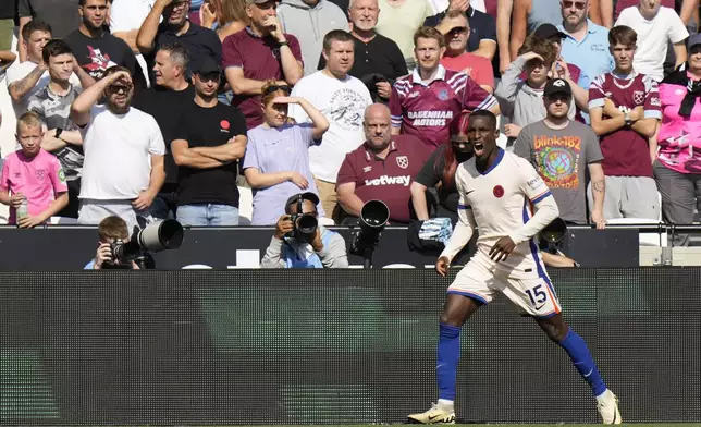 Chelsea's Nicolas Jackson celebrates after he scored during the English Premier League soccer match between West Ham United and Chelsea at the London stadium in London, Saturday, Sept. 21, 2024. (AP Photo/Alastair Grant)