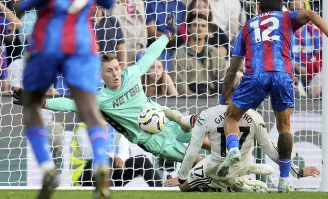 Crystal Palace's goalkeeper Dean Henderson goes for a save in front of Manchester United's Alejandro Garnacho during the English Premier League soccer match between Crystal Palace and Manchester United at Selhurst Park in London, Saturday, Sept. 21, 2023. (AP Photo/Kin Cheung)