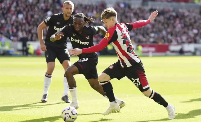 West Ham United's Aaron Wan-Bissaka (left) and Brentford's Keane Lewis-Potter battle for the ball during the British Premier League soccer match between West Ham and Brentford, at the Gtech Community Stadium, London, Saturday Sept. 28, 2024. (John Walton/PA via AP)