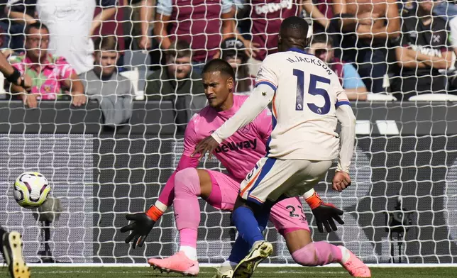 Chelsea's Nicolas Jackson scores during the English Premier League soccer match between West Ham United and Chelsea at the London stadium in London, Saturday, Sept. 21, 2024. (AP Photo/Alastair Grant)