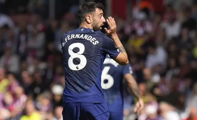 Manchester United's Bruno Fernandes reacts after not getting a corner during the English Premier League soccer match between Southampton and Manchester United at St. Mary's stadium in Southampton, England, Saturday, Sept. 14, 2024. (AP Photo/Alastair Grant)