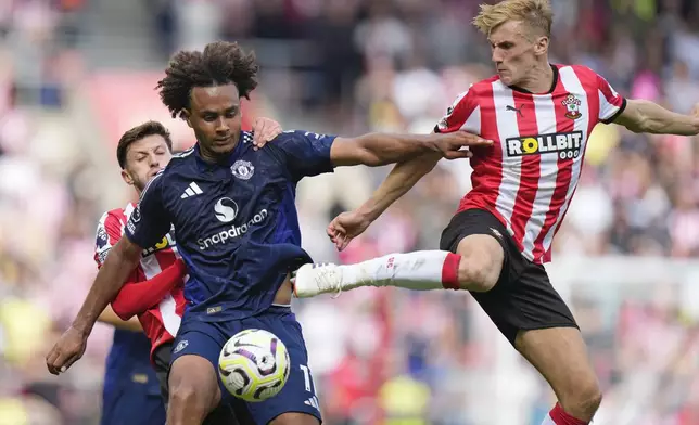 Southampton's Flynn Downes, right, and Manchester United's Joshua Zirkzee battle for the ball during the English Premier League soccer match between Southampton and Manchester United at St. Mary's stadium in Southampton, England, Saturday, Sept. 14, 2024. (AP Photo/Alastair Grant)