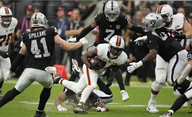 Cleveland Browns running back Jerome Ford, center, runs with the ball during the first half of an NFL football game against the Las Vegas Raiders Sunday, Sept. 29, 2024, in Las Vegas. (AP Photo/John Locher)