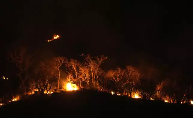 CORRECTS THE CITY - Fires spread through the environmental protection area of Pouso Alto, in Chapada dos Veadeiros National Park, during dry season, in Colinas do Sul, Goias state, Brazil, Monday, Sept. 9, 2024. (AP Photo/Eraldo Peres)