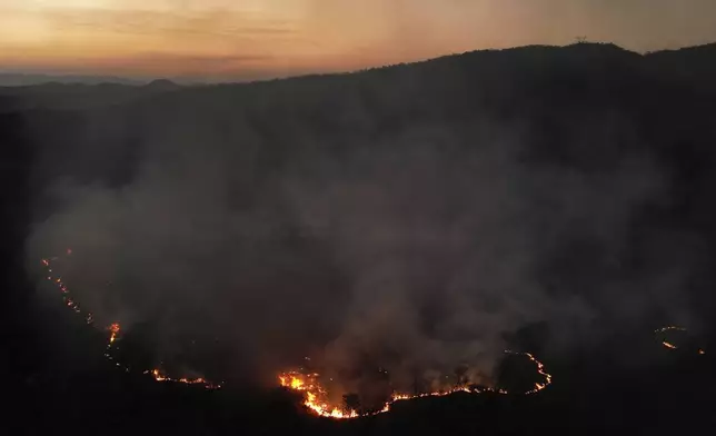 CORRECTS THE CITY - Fires spread through the environmental protection area of Pouso Alto, in Chapada dos Veadeiros National Park, during dry season, in Colinas do Sul, Goias state, Brazil, Monday, Sept. 9, 2024. (AP Photo/Eraldo Peres)