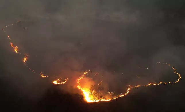 CORRECTS THE CITY - Fires spread through the environmental protection area of Pouso Alto, in Chapada dos Veadeiros National Park, during dry season, in Colinas do Sul, Goias state, Brazil, Monday, Sept. 9, 2024. (AP Photo/Eraldo Peres)