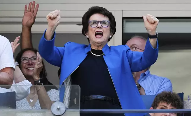 CORRECTS ID TO DIANA SHNAIDER OF RUSSIA NOT DARIA SNIGUR OF UKRAINE Tennis legend Billie Jean King cheers during a match between Jessica Pegula, of the United States, and Diana Shnaider, of Russia, in the fourth round of the U.S. Open tennis championships, Monday, Sept. 2, 2024, in New York. (AP Photo/Kirsty Wigglesworth)