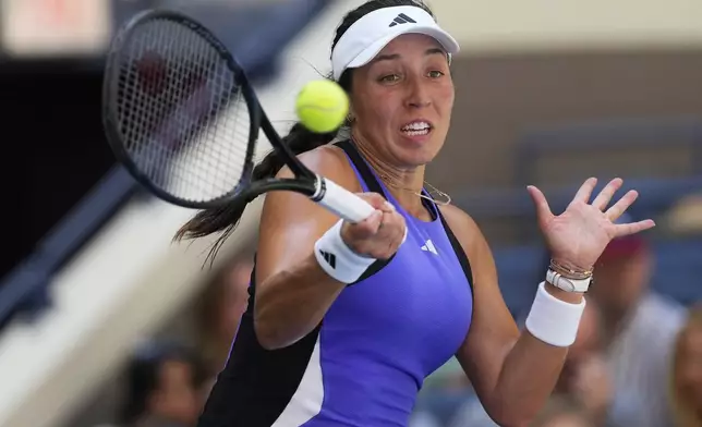 CORRECTS ID TO DIANA SHNAIDER OF RUSSIA NOT DARIA SNIGUR OF UKRAINE Jessica Pegula, of the United States, returns a shot during a match against Diana Shnaider, of Russia, in the fourth round of the U.S. Open tennis championships, Monday, Sept. 2, 2024, in New York. (AP Photo/Kirsty Wigglesworth)