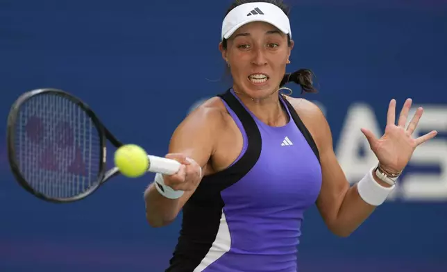 CORRECTS ID TO DIANA SHNAIDER OF RUSSIA NOT DARIA SNIGUR OF UKRAINE Jessica Pegula, of the United States, returns a shot during a match against Diana Shnaider, of Russia, in the fourth round of the U.S. Open tennis championships, Monday, Sept. 2, 2024, in New York. (AP Photo/Kirsty Wigglesworth)