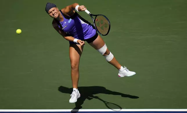 CORRECTS ID TO DIANA SHNAIDER OF RUSSIA NOT DARIA SNIGUR OF UKRAINE Diana Shnaider, of Russia, serves during a match against Jessica Pegula, of the United States, in the fourth round of the U.S. Open tennis championships, Monday, Sept. 2, 2024, in New York. (AP Photo/Kirsty Wigglesworth)