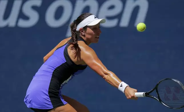 CORRECTS ID TO DIANA SHNAIDER OF RUSSIA NOT DARIA SNIGUR OF UKRAINE Jessica Pegula, of the United States, returns a shot during a match against Diana Shnaider, of Russia, in the fourth round of the U.S. Open tennis championships, Monday, Sept. 2, 2024, in New York. (AP Photo/Kirsty Wigglesworth)