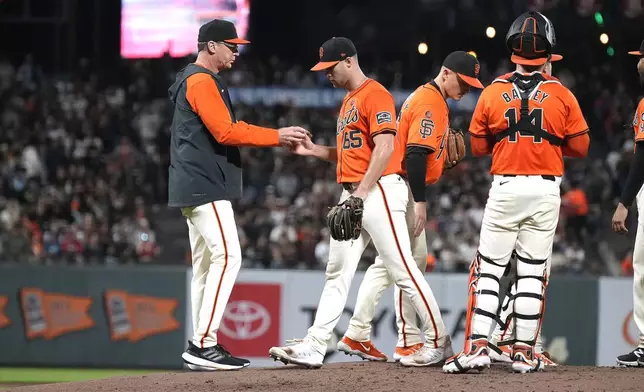 San Francisco Giants pitcher Landen Roupp (65) is taken out by San Francisco Giants manager Bob Melvin, left, during the fourth inning against the St. Louis Cardinals in a baseball game, Friday, Sept. 27, 2024, in San Francisco. (AP Photo/Tony Avelar)