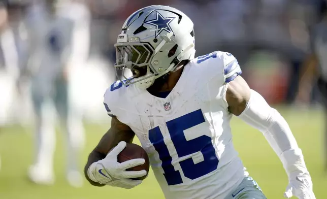 Dallas Cowboys running back Ezekiel Elliott gains yards after catching a pass in the first half of an NFL football game against the Cleveland Browns in Cleveland, Sunday, Sept. 8, 2024. (AP Photo/Sue Ogrocki)