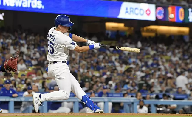 Los Angeles Dodgers' Tommy Edman hits a solo home run during the second inning of a baseball game against the Chicago Cubs, Tuesday, Sept. 10, 2024, in Los Angeles. (AP Photo/Mark J. Terrill)