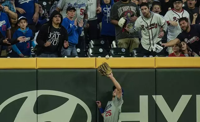 Los Angeles Dodgers shortstop Tommy Edman (25) makes the catch for an out off the batt of Atlanta Braves' Ramón Laureano inning of a baseball game, Friday, Sept. 13, 2024, in Atlanta. (AP Photo/Mike Stewart)