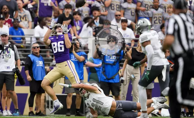 Washington tight end Decker DeGraaf (86) makes a catch for a touchdown against Eastern Michigan linebacker JT Killen (21) during the first half of an NCAA college football game Saturday, Sept. 7, 2024, in Seattle. (AP Photo/Lindsey Wasson)