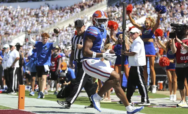 Florida tight end Arlis Boardingham (8) scores a touchdown against Mississippi State during the first half of an NCAA college football game in Starkville, Miss., Saturday, Sept. 21, 2024. (AP Photo/James Pugh)