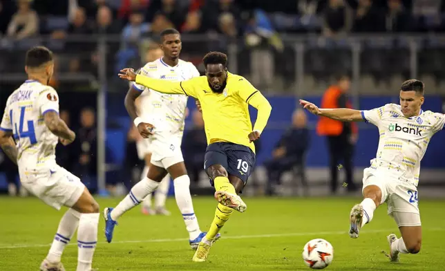 Lazio's Boulaye Dia, center, scores past Dynamo's Oleksandr Tymchyk, right, and Vladyslav Dubinchak during a Europa League soccer match, Wednesday, Sept. 25, 2204, in Hamburg, Germany. (Claus Bergmann/dpa via AP)