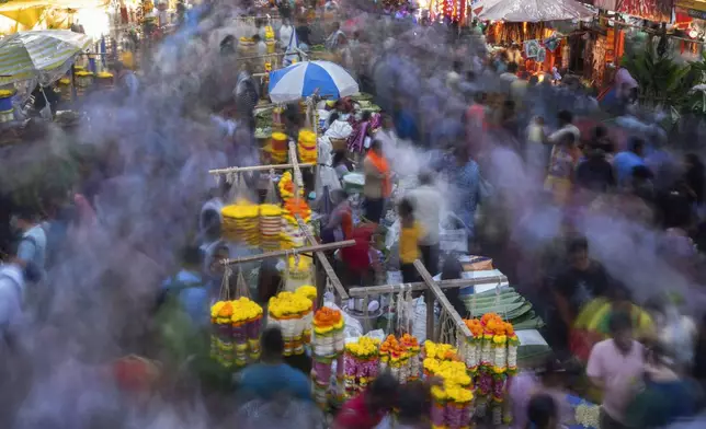 People crowd a market as they shop for Ganesh Chaturthi festival in Mumbai, India, Friday, Sept. 6, 2024. (AP Photo/Rafiq Maqbool)