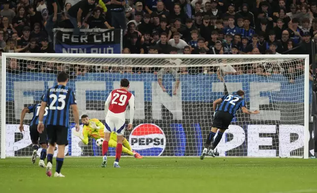 Atalanta's Mateo Retegui, right, misses to score a penalty during the Champions League opening phase soccer match between Atalanta and Arsenal at the Bergamo's stadium in Bergamo, Italy, Thursday, Sept. 19, 2024. (AP Photo/Antonio Calanni)