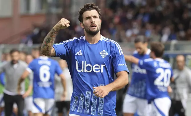 Como's Patrick Cutrone reacts during the Italian Serie A soccer match between Como and Bologna at the Giuseppe Sinigaglia stadium in Como, Italy, Saturday, Sept. 14, 2024. (Antonio Saia/LaPresse via AP)