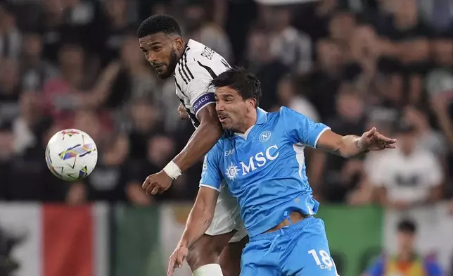 Juventus' Bremer, left and Napoli's Giovanni Simeone vie for the ball, during the Serie A soccer match between Juventus FC and SSC Napoli in Turin, Italy, Saturday, Sept. 21, 2024. (Fabio Ferrari/LaPresse via AP)