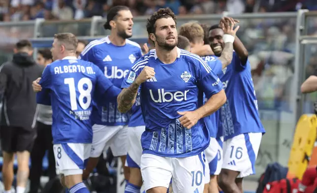 Como 1907's Patrick Cutrone celebrates after Bologna's Nicolo Casale scored an own goal, during the Serie A soccer match between Como and Bologna at the Giuseppe Sinigaglia stadium in Como, Italy, Saturday Sept. 14, 2024. (Antonio Saia/LaPresse via AP)