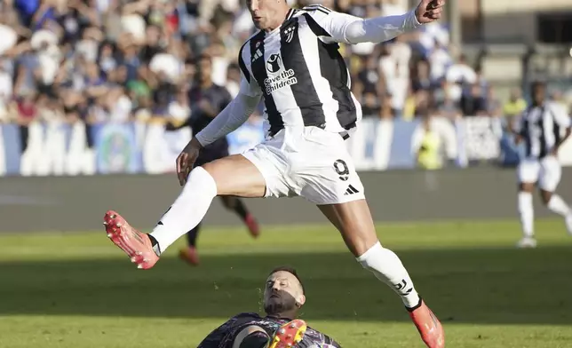 Juventus Dusan Vlahovic, top, is tackled by Empoli's Ardian Ismajli during the Italian Serie A soccer match between Empoli and Juventus at the Carlo Castellani Stadium in Empoli, Italy, Saturday, Sept. 14, 2024. (Marco Bucco/LaPresse via AP)