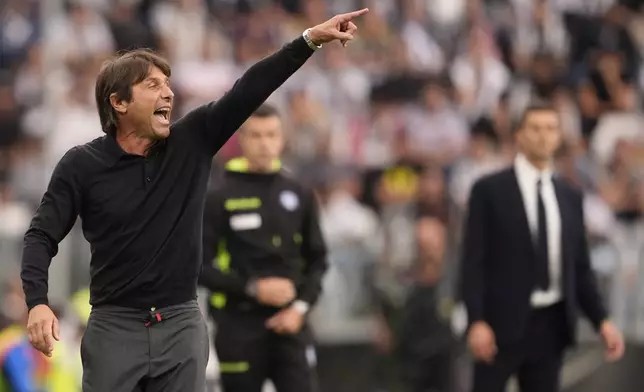 Napoli's head coach Antonio Conte, left, gestures during the Serie A soccer match between Juventus FC and SSC Napoli in Turin, Italy, Saturday, Sept. 21, 2024. (Fabio Ferrari/LaPresse via AP)