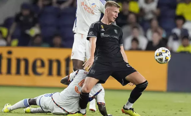 Nashville SC forward Sam Surridge, right, moves the ball past FC Cincinnati midfielder Obinna Nwobodo (5) during the first half of an MLS soccer match Saturday, Sept. 21, 2024, in Nashville, Tenn. (AP Photo/George Walker IV)