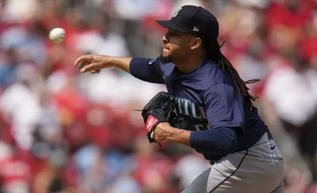 Seattle Mariners starting pitcher Luis Castillo throws during the second inning of a baseball game against the St. Louis Cardinals Sunday, Sept. 8, 2024, in St. Louis. (AP Photo/Jeff Roberson)