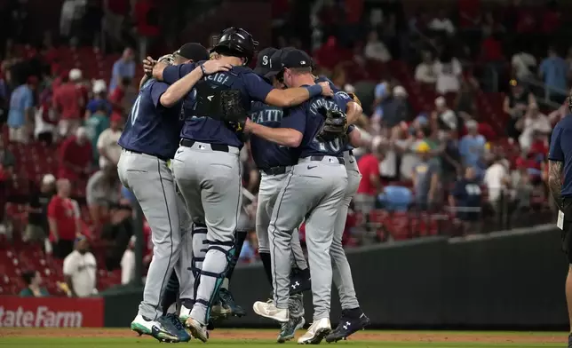 Members of the Seattle Mariners celebrate a 6-1 victory over the St. Louis Cardinals following a baseball game Friday, Sept. 6, 2024, in St. Louis. (AP Photo/Jeff Roberson)