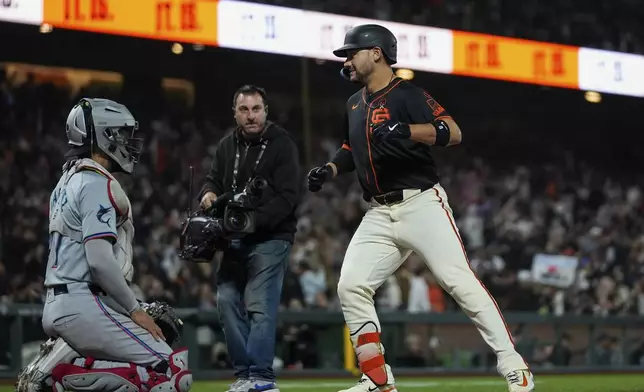 San Francisco Giants' Michael Conforto, right, runs the bases after hitting a solo home run during the eighth inning of a baseball game against the Miami Marlins, Saturday, Aug. 31, 2024, in San Francisco. (AP Photo/Godofredo A. Vásquez)