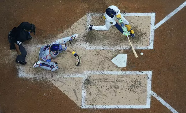 Milwaukee Brewers' Joey Ortiz hits a two-run single during the fourth inning of a baseball game against the New York Mets, Saturday, Sept. 28, 2024, in Milwaukee. (AP Photo/Aaron Gash)