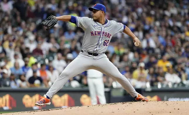 New York Mets' Jose Quintana pitches during the first inning of a baseball game against the Milwaukee Brewers, Saturday, Sept. 28, 2024, in Milwaukee. (AP Photo/Aaron Gash)