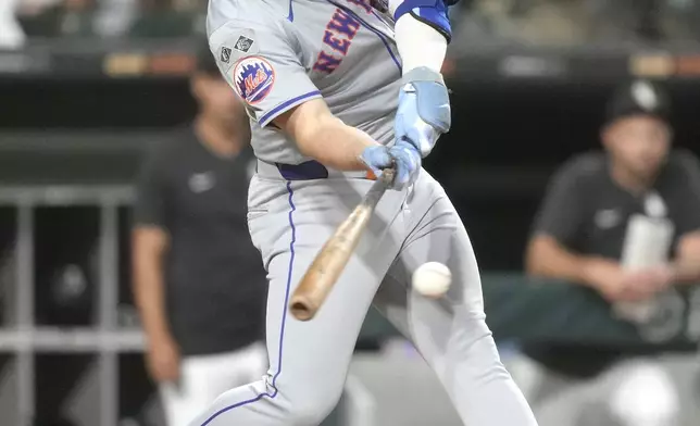 New York Mets' Pete Alonso singles off Chicago White Sox relief pitcher Gus Varland during the sixth inning of a baseball game Saturday, Aug. 31, 2024, in Chicago. (AP Photo/Charles Rex Arbogast)