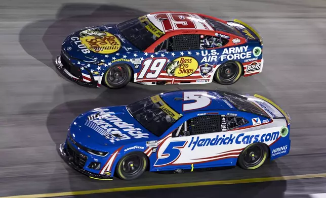 Kyle Larson (5) battles with Martin Truex Jr. (19) as they go into Turn 3 during a NASCAR Cup Series auto race, Saturday, Sept. 21, 2024, in Bristol, Tenn. (AP Photo/Wade Payne)