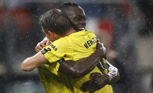 Elfsborg's Timothy Ouma, right, celebrates with Elfsborg's Simon Hedlund after scoring his side's opening goal during the Europa League soccer match between AZ Alkmaar and Elfsborg at the AFAS stadium, in Alkmaar, Netherlands, Wednesday, Oct. 25, 2024. (AP Photo/Maurice van Steen)