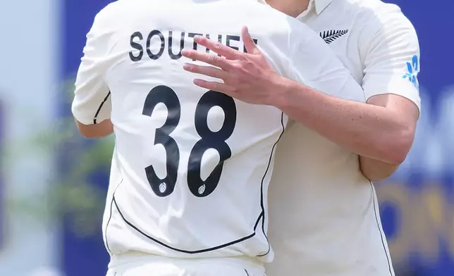 New Zealand's William O'Rourke, right, is congratulated by his captain Tim Southee for his 5-wicket haul on the second day of the first cricket test match between New Zealand and Sri Lanka in Galle, Sri Lanka, Thursday, Sept. 19, 2024. (AP Photo/Viraj Kothalawala)