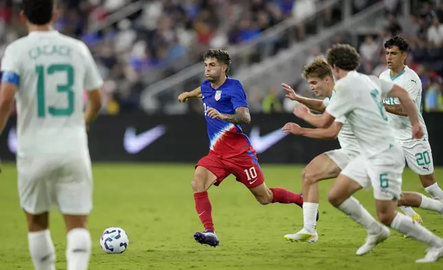 United States forward Christian Pulisic (10) controls the ball during the second half of a friendly soccer match against New Zealand, Tuesday, Sept. 10, 2024, in Cincinnati. (AP Photo/Jeff Dean)